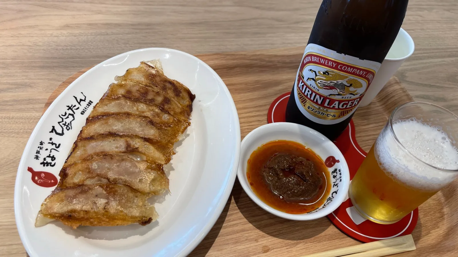 焼き餃子と瓶ビール、ひょうたん特製の味噌だれ