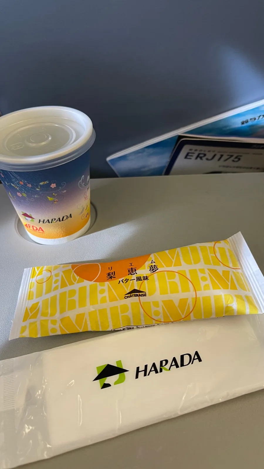機内サービスのドリンクと、バター風味のお菓子「梨恵夢」