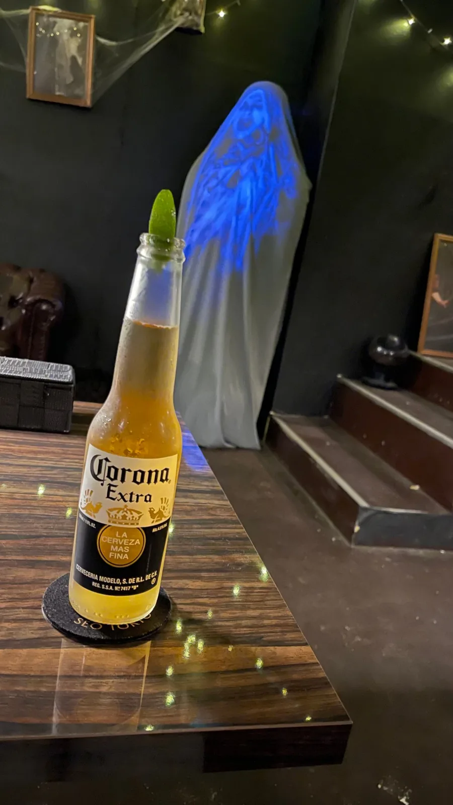 ライムを挿したコロナビールと、奥に立つ幽霊の飾り