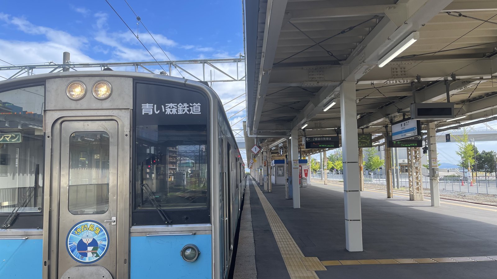 青森駅のホームに停まる青い森鉄道の車両。先頭にマスコットキャラクター「モーリー」のステッカーが貼ってある