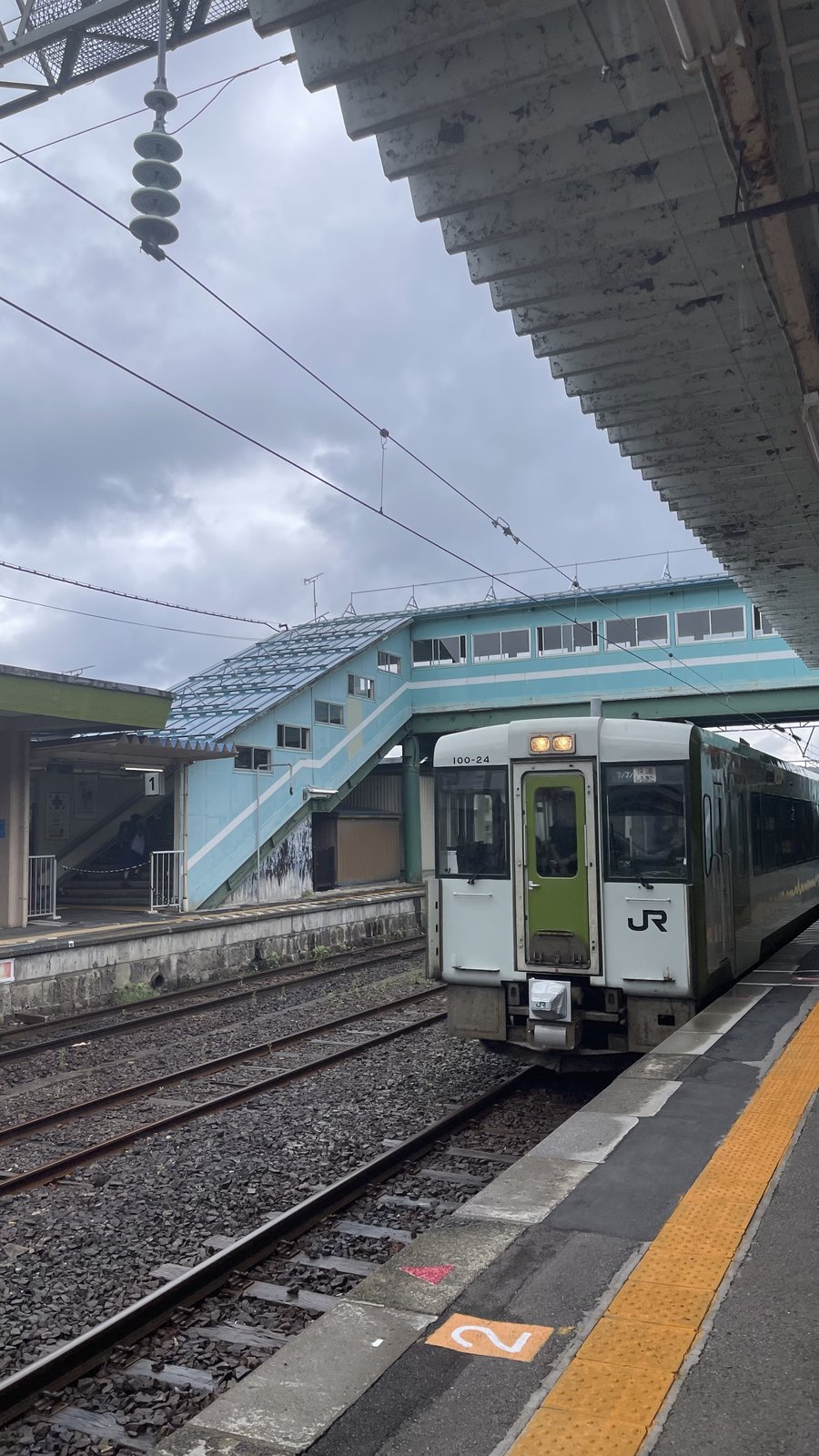 野辺地駅のホームに入ってきたJR大湊線の下北行き普通列車