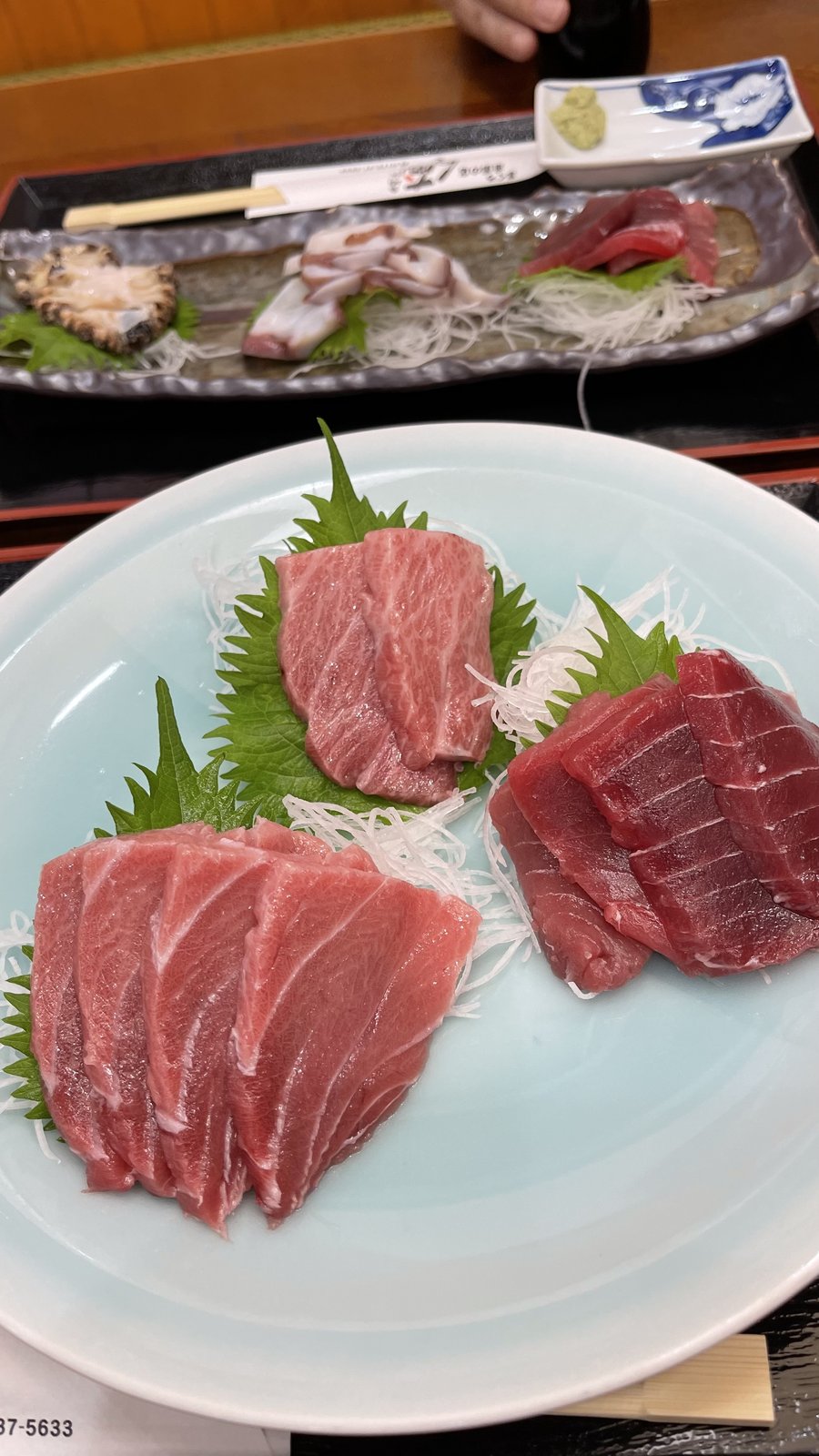 大皿に盛られた大間のマグロの刺身。大トロ・中トロ・赤身の三種盛り