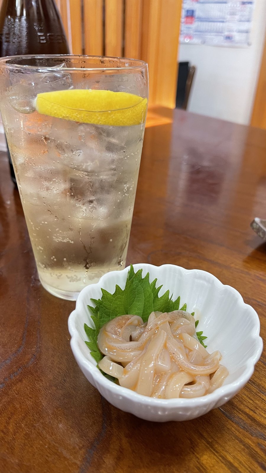 レモンサワーと、小鉢に盛られたイカの刺身