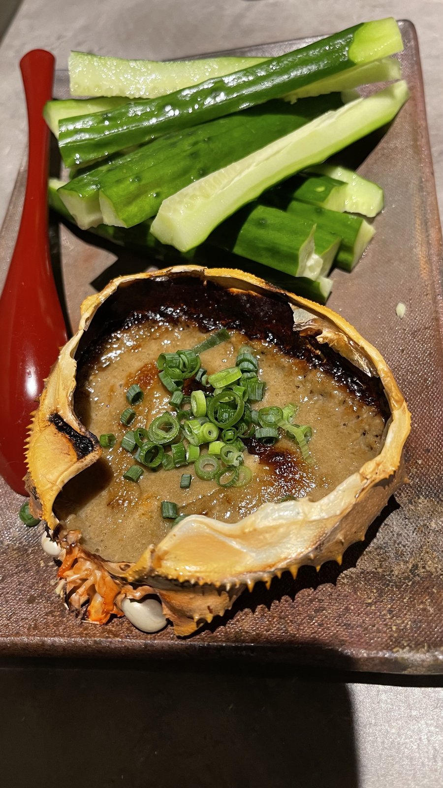甲羅ごと焼いたカニ味噌と、きゅうりのスティック