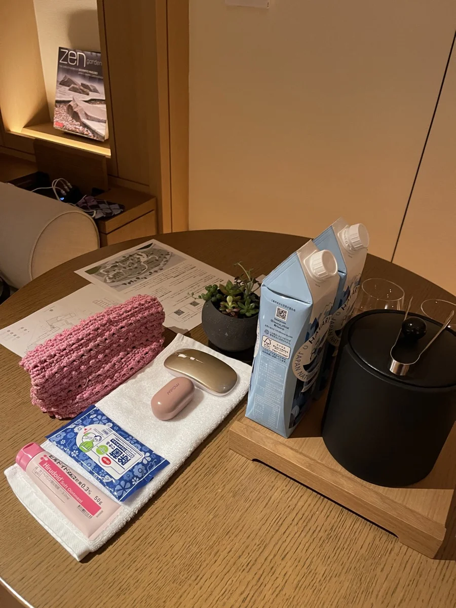 充電コードを整えてくれたテーブル