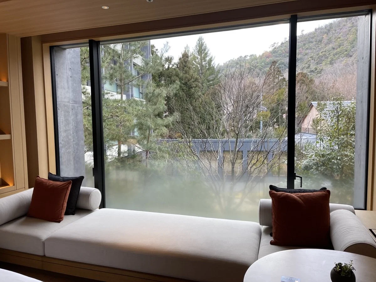 窓辺のソファと森の景色