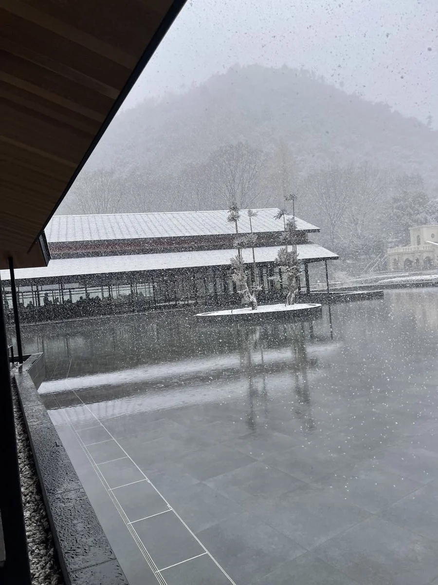 雪の中庭と建物